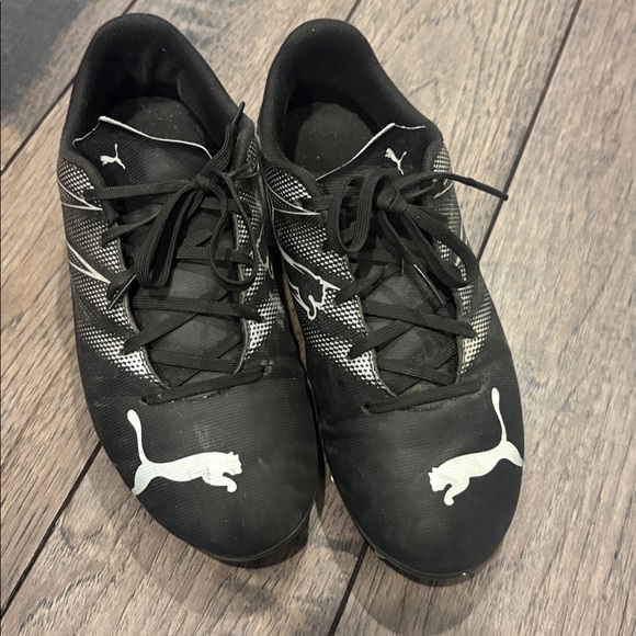 Puma Men's Black and White soccer cleats 6.5 - Picture 2 of 5